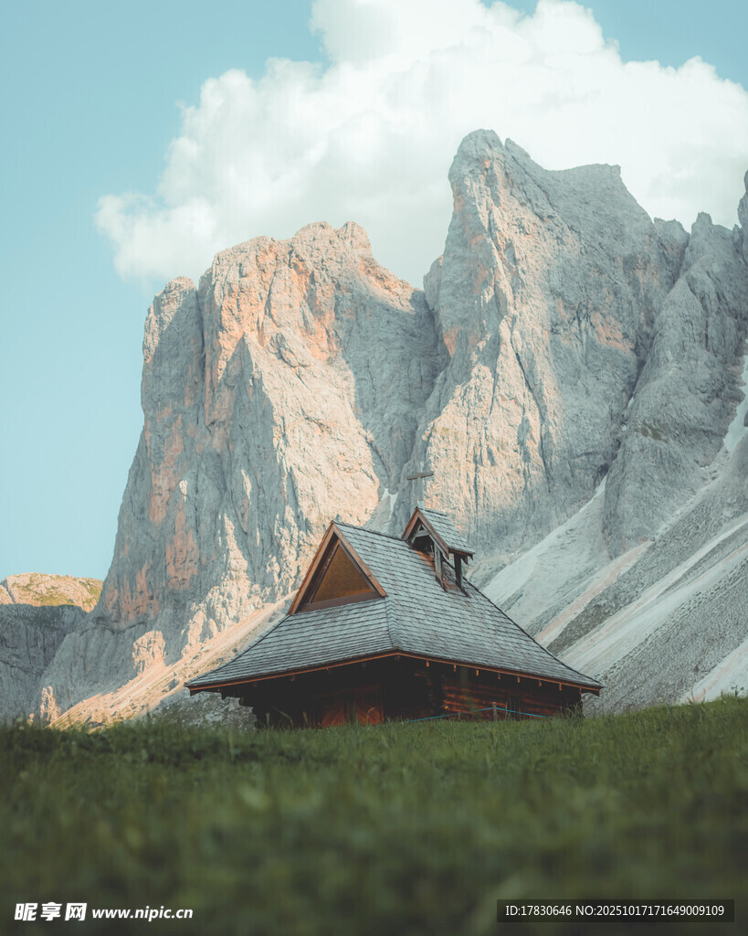 山间小屋与壮丽山峰