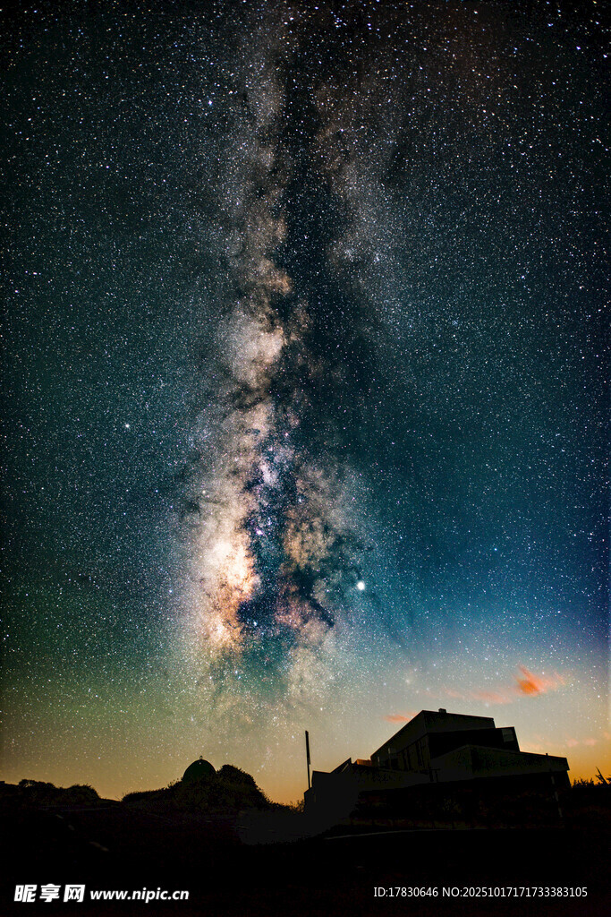 星空下的壮丽山峦景观