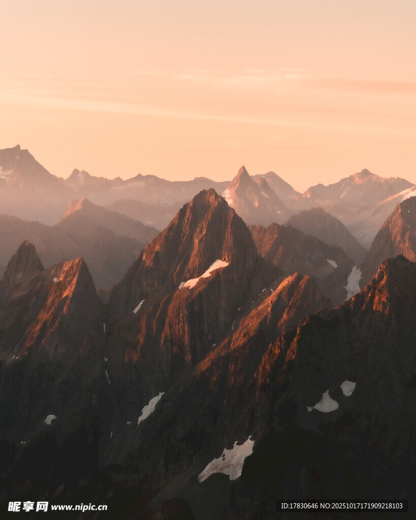 壮丽山景夕阳下的巍峨山峦