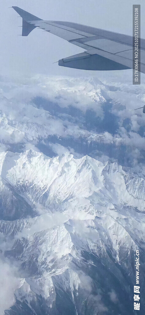 高空俯瞰壮丽雪山景观
