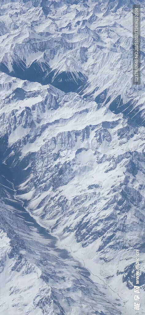 高空俯瞰连绵雪山