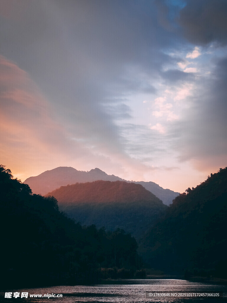山间湖畔的绝美黄昏景色