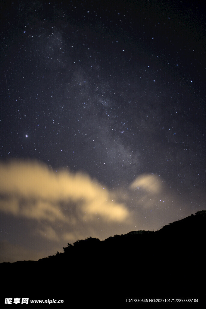 夜空下的山峦与缥缈云彩