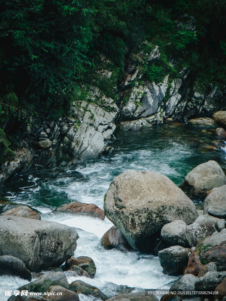 山间溪流与巨石美景