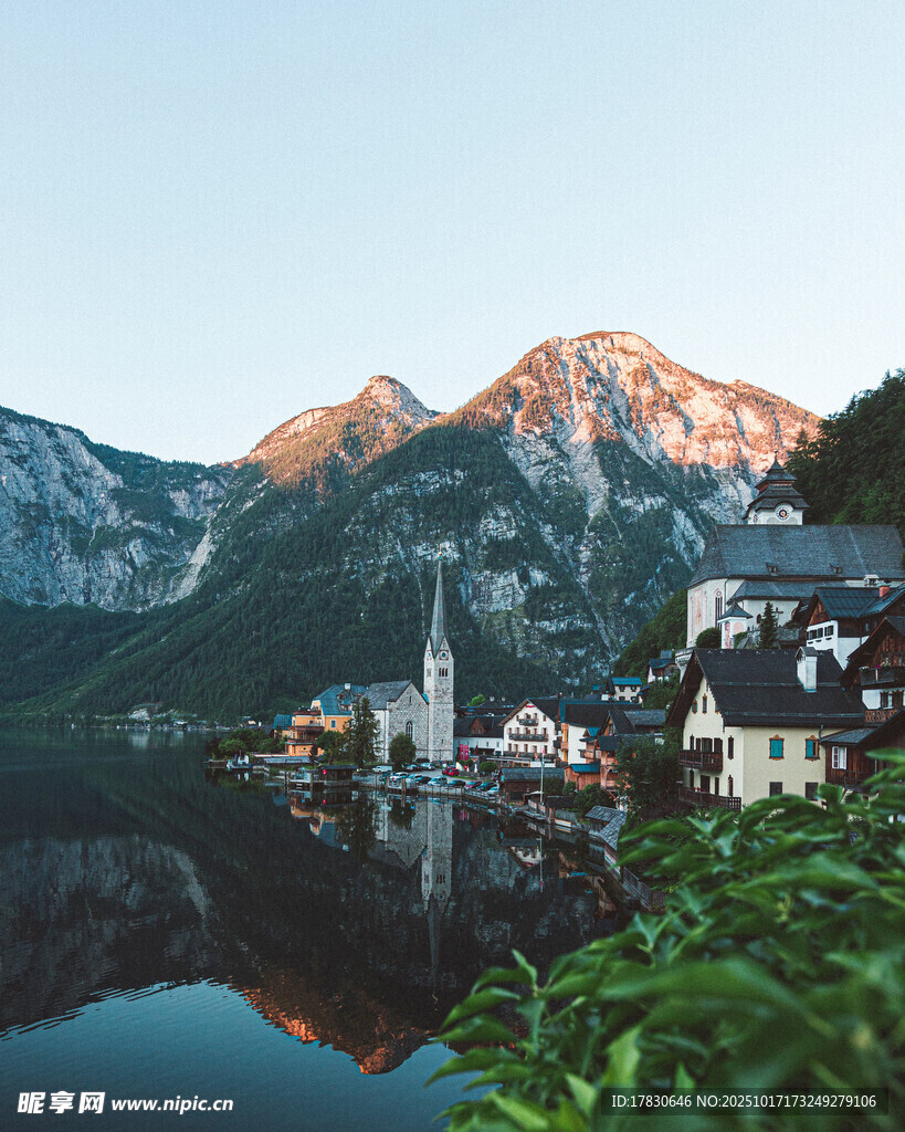 湖畔山村美景