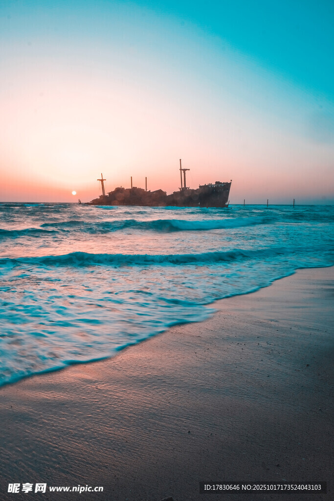 海边落日下的航行船只