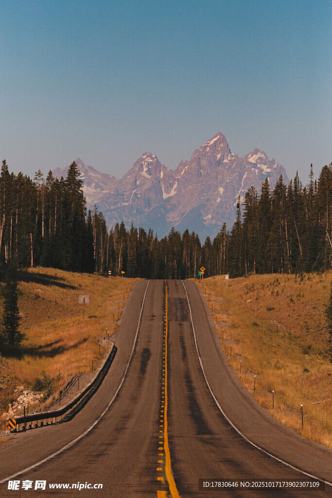 公路延伸向远方的壮丽山景