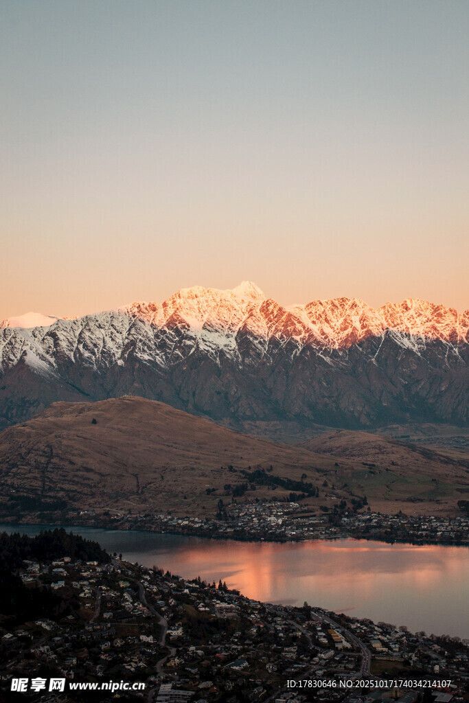湖畔雪山日出美景