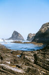 海岸边嶙峋岩石与蓝色海水