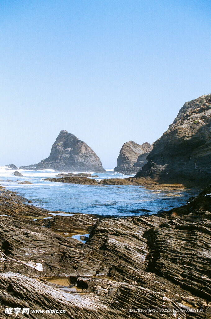 海岸边嶙峋岩石与蓝色海水