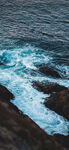 海浪拍打岸边礁石景象