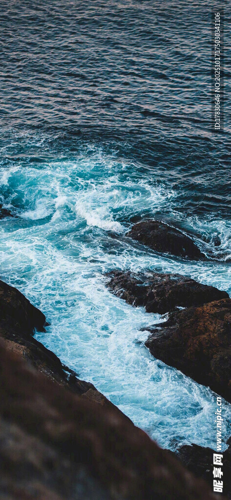 海浪拍打岸边礁石景象
