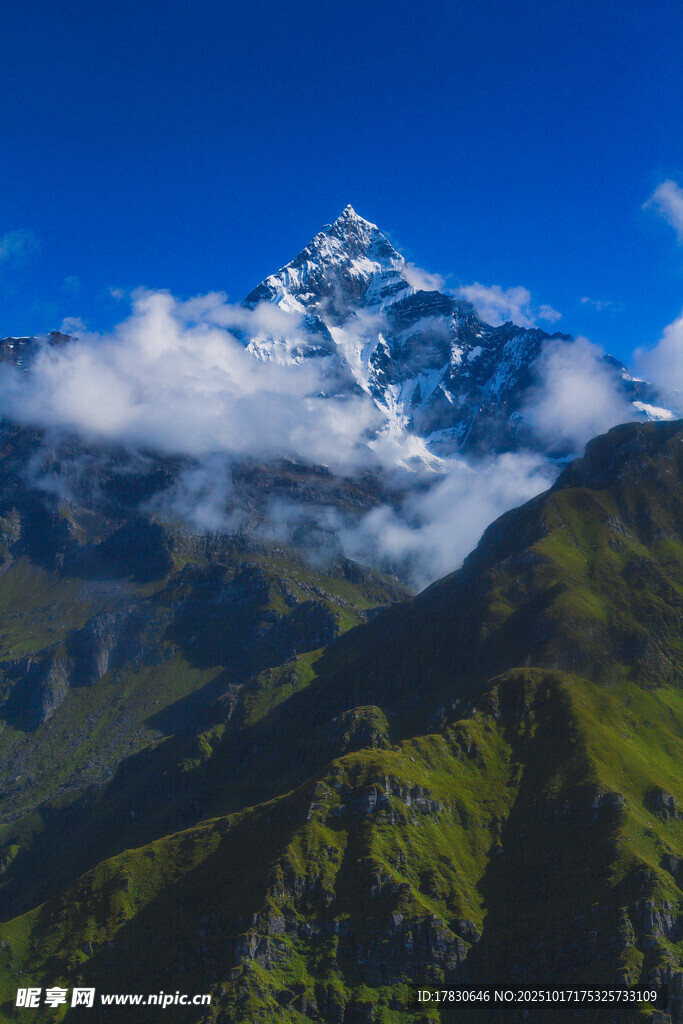 巍峨雪山下的壮丽山景