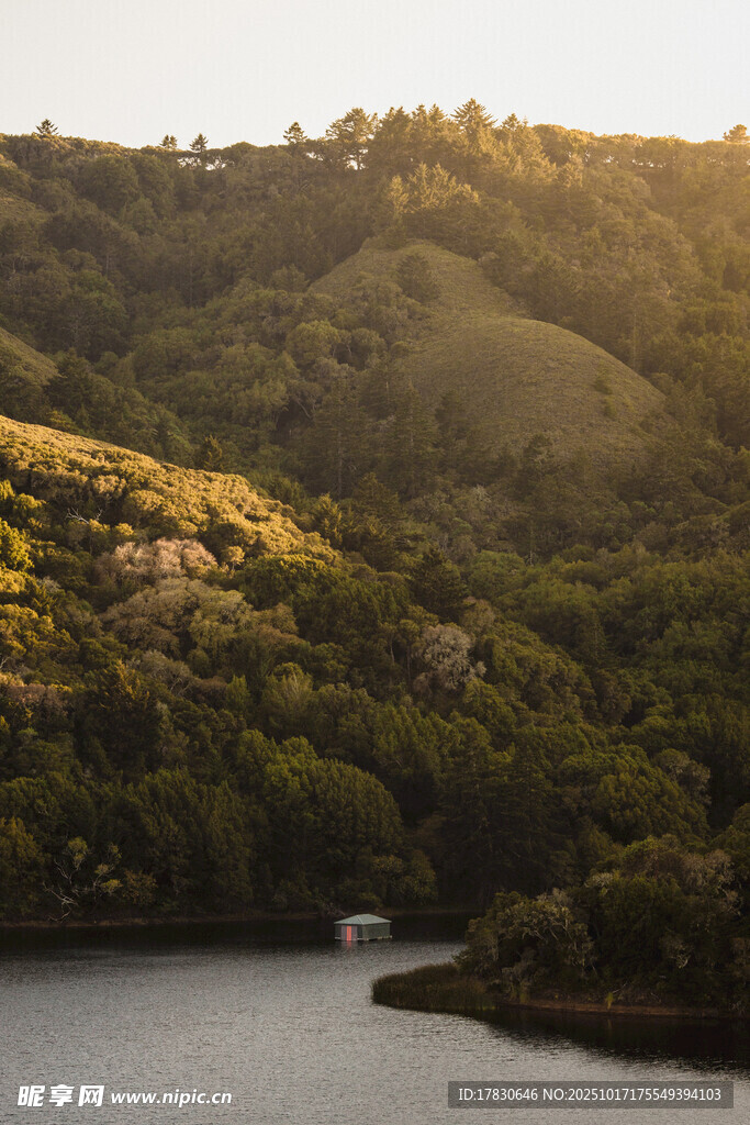 湖畔青山夕阳下的静谧美景