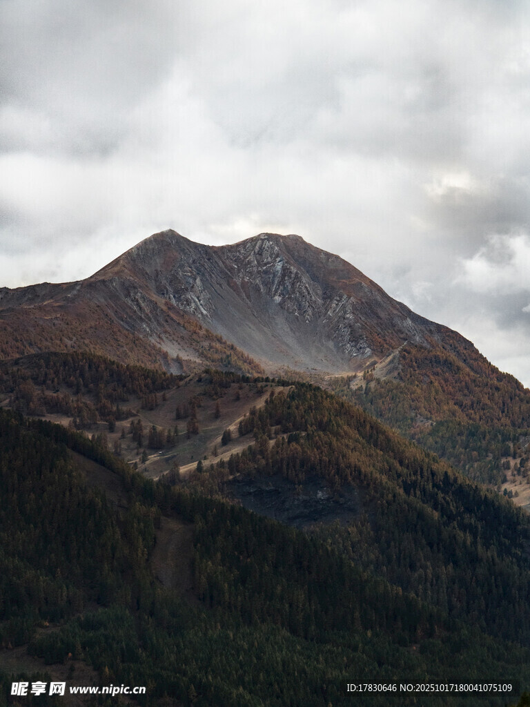 云雾缭绕的壮丽山峦