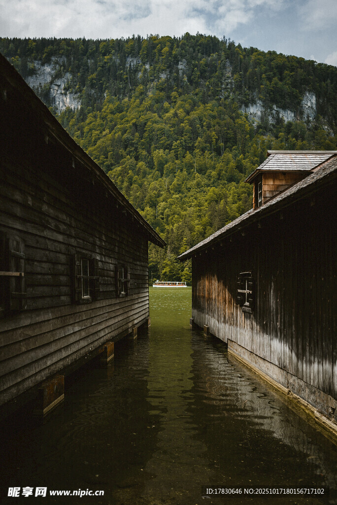水乡木屋静谧自然之景