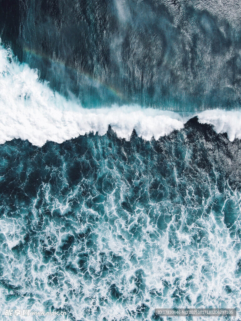 汹涌澎湃的海浪景象