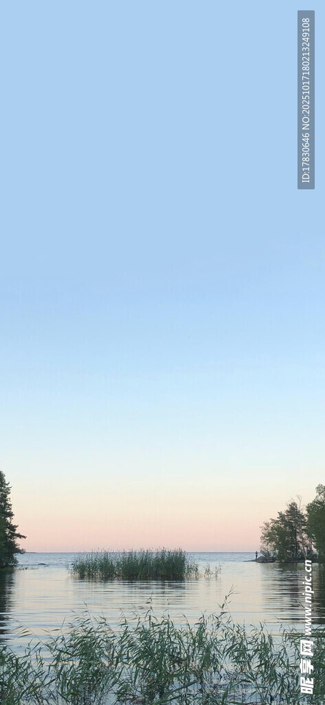 湖畔静谧黄昏美景