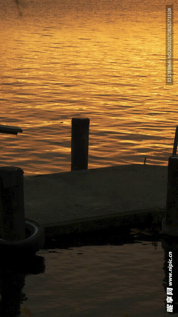 夕阳下波光粼粼的水域