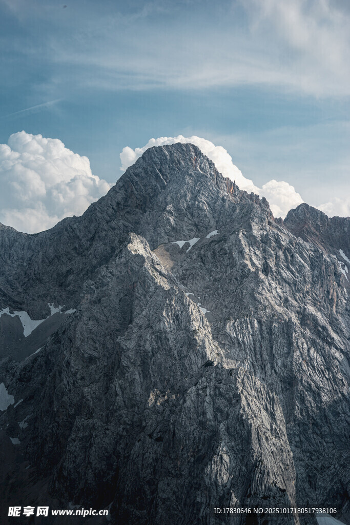 巍峨高山壮丽景观