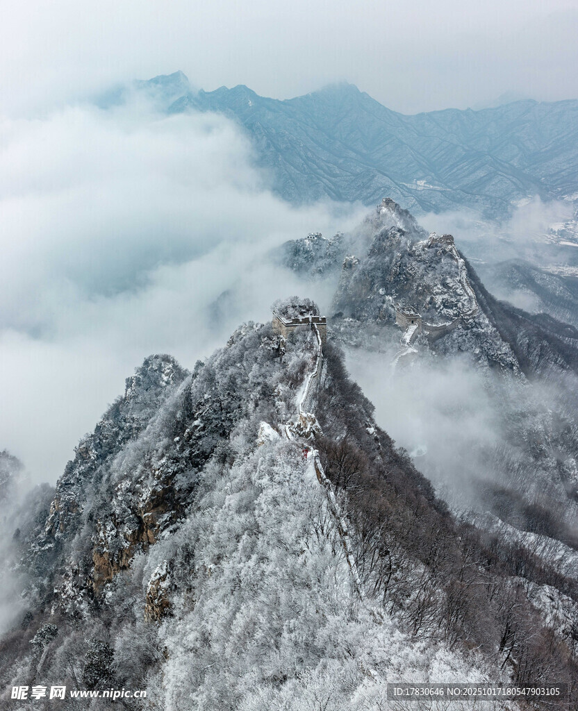 雪覆山峦云雾缭绕美景