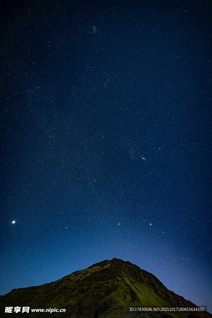 夜空下的山峰与闪烁繁星
