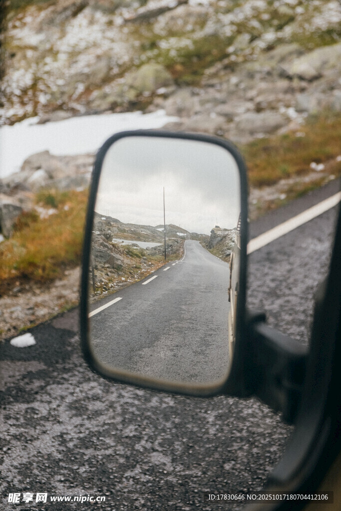 车镜中映出的道路风景
