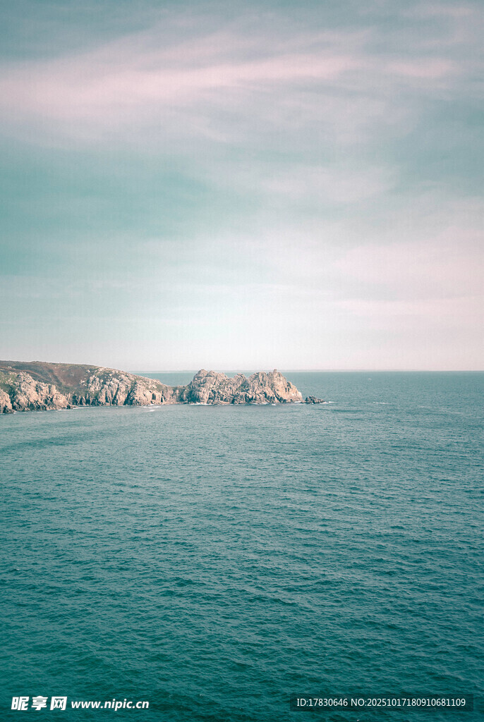 海边美景碧海蓝天与崖岸