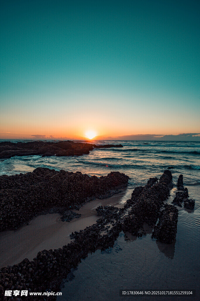 海边日落礁石与波光美景