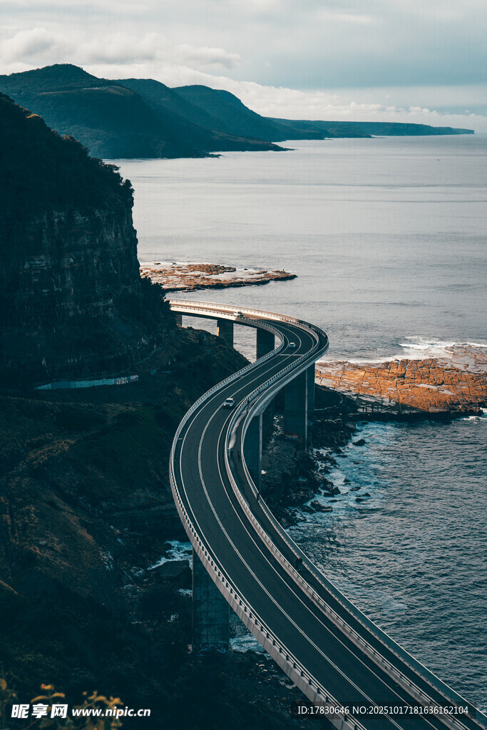 蜿蜒公路伴海与山峦