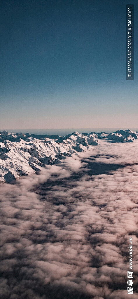高空俯瞰云海壮丽景观