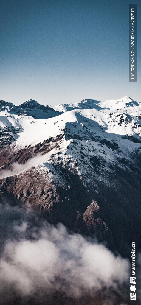 雪山云海壮丽景观