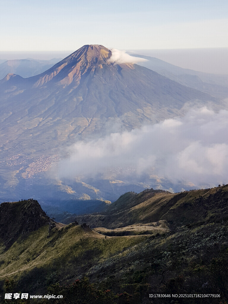 壮丽火山景观云雾缭绕