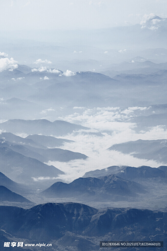 山峦云海景观图