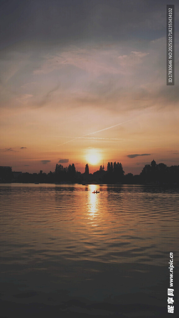 夕阳下平静湖面的美丽景象