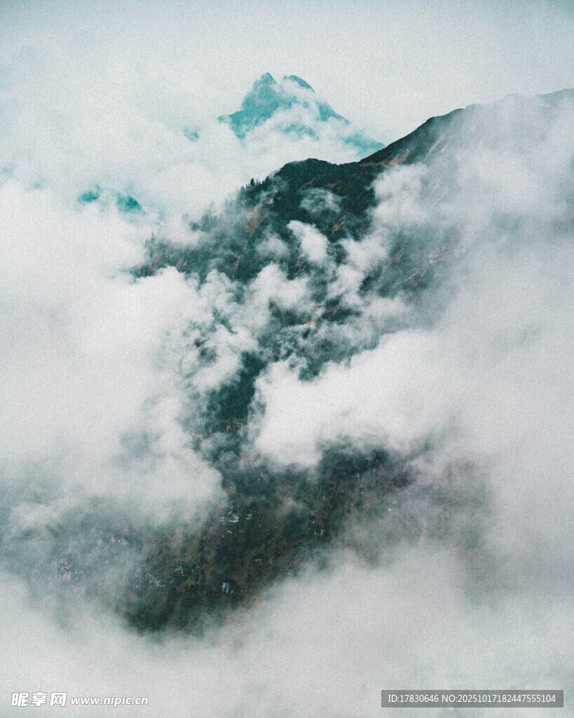 云海中的山峦美景