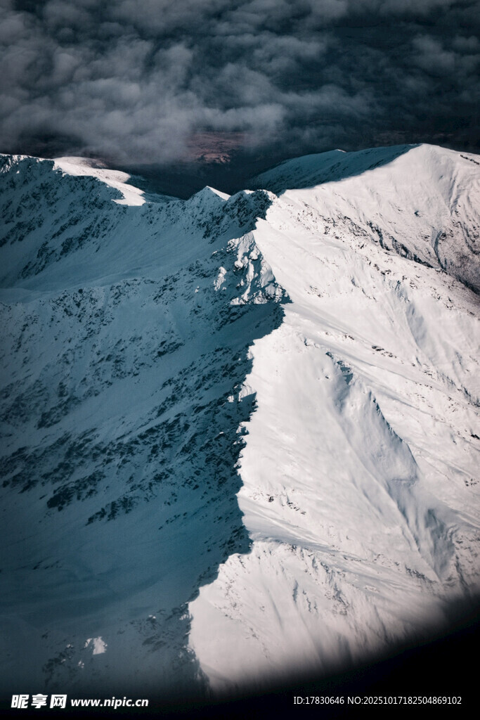 俯瞰壮丽雪山美景
