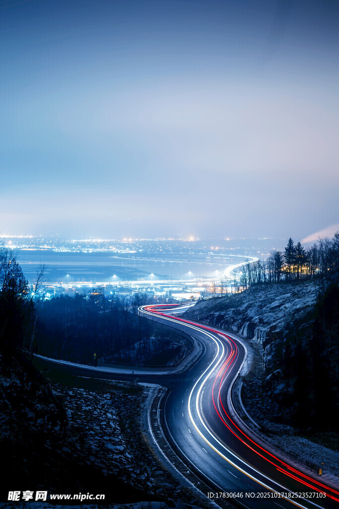 蜿蜒公路夜景车流光影
