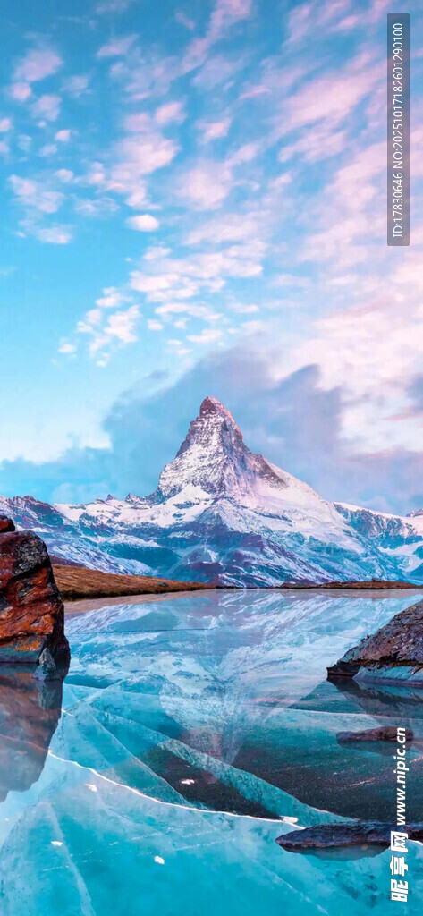 壮丽雪山下的梦幻湖景