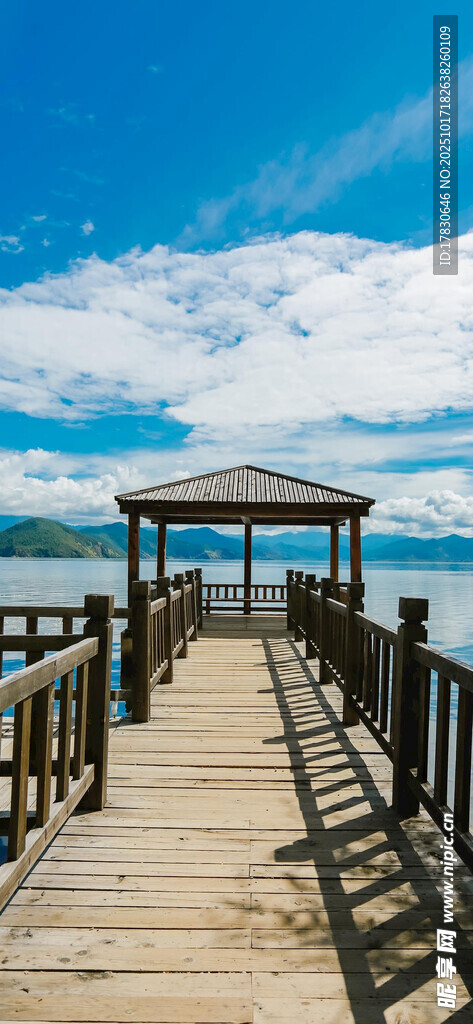 海边木栈道通向观景凉亭