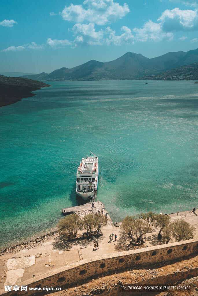 海边停泊的船只与美丽海景
