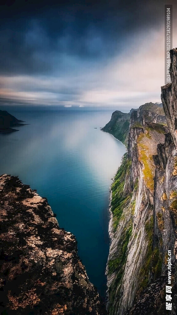 悬崖边的壮阔湖景风光