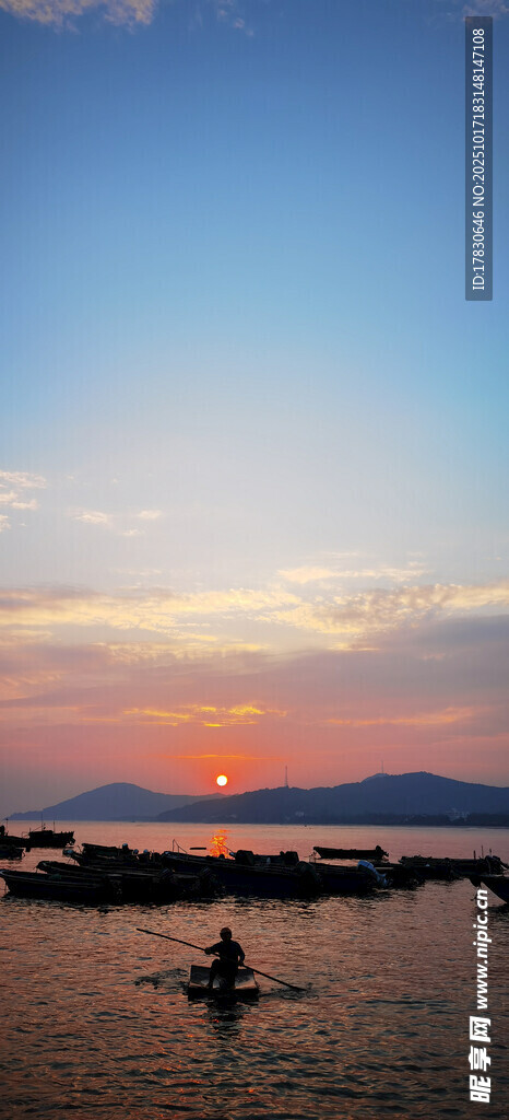夕阳下的泛舟美景
