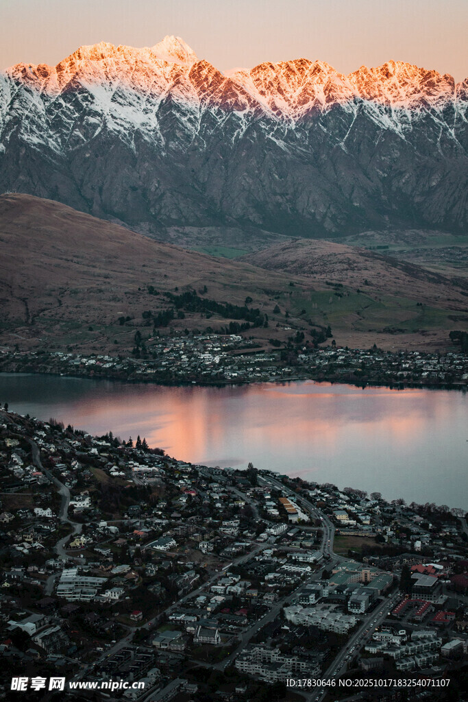 湖畔山城映霞光美景