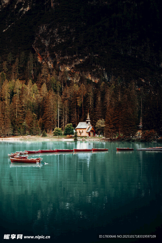 湖畔小屋与静谧湖水