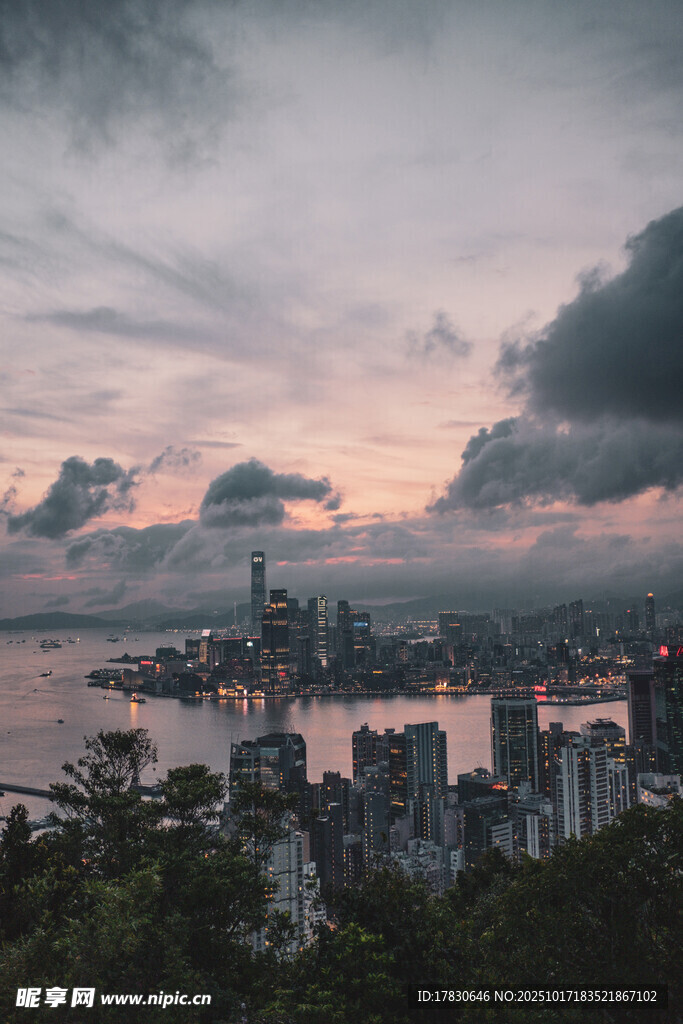 黄昏下的城市港湾美景
