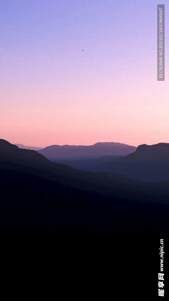 黄昏下的山峦美景