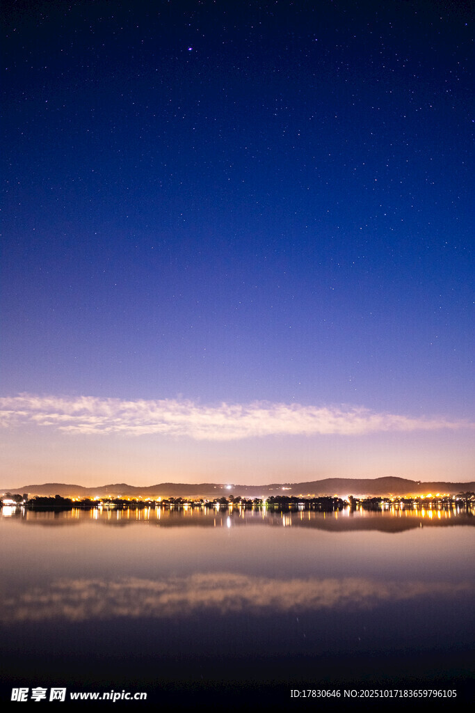 湖畔夜景倒影宁静之美