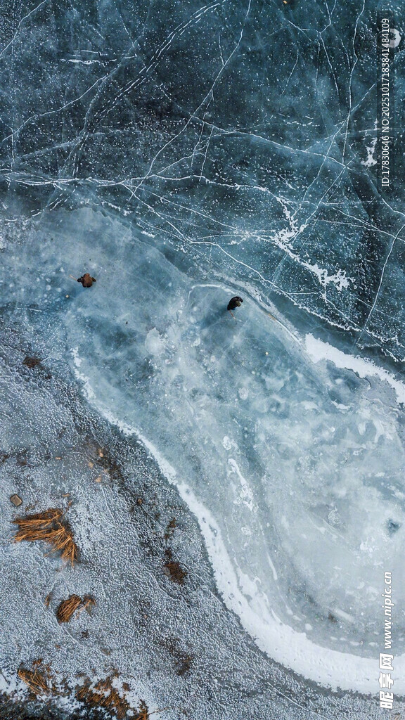 冰封湖面的自然纹理景观