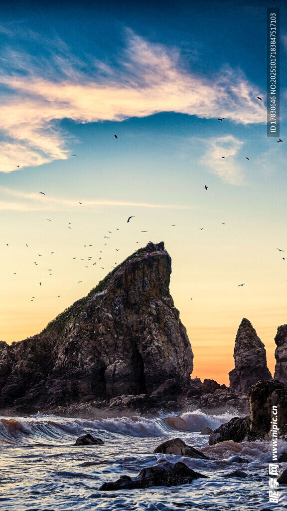 海边嶙峋礁石与绚丽天空